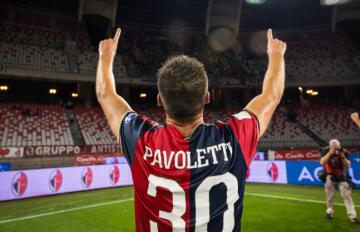 Leonardo Pavoletti che festeggia la promozione con i 1200 rossoblù presenti al San Nicola | Foto Valerio Spano/Cagliari Calcio