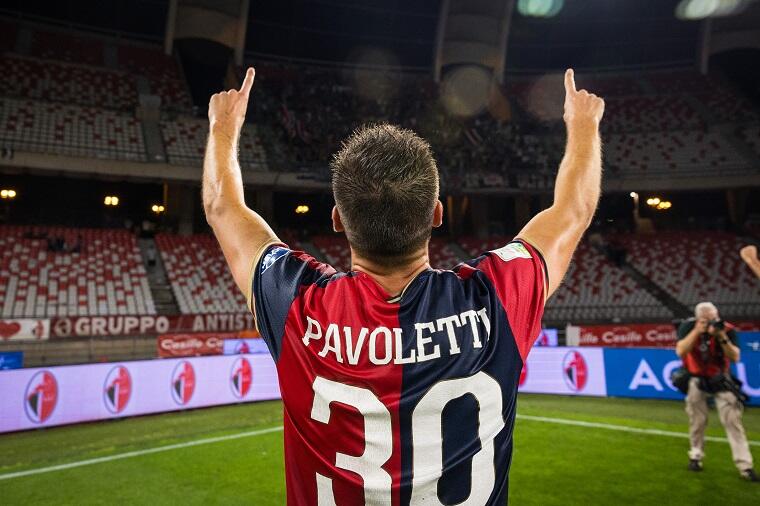 Leonardo Pavoletti che festeggia la promozione con i 1200 rossoblù presenti al San Nicola | Foto Valerio Spano/Cagliari Calcio