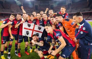 Il Cagliari festeggia al San Nicola al termine della sfida contro il Bari | Foto Valerio Spano - Cagliari Calcio