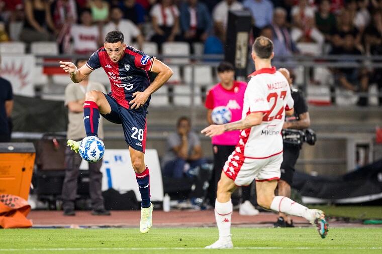 Gabriele Zappa in azione durante la sfida contro il Bari nel ritorno della finale playoff | Foto Valerio Spanu/Cagliari Calcio