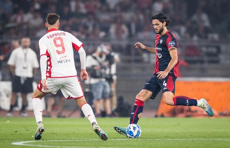 Alberto Dossena in azione durante la sfida contro il Bari nel ritorno della finale playoff | Foto Valerio Spanu/Cagliari Calcio