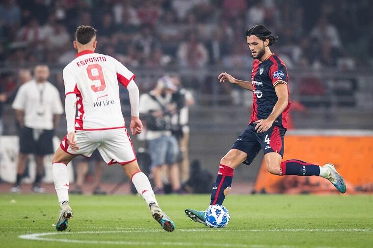 Alberto Dossena in azione durante la sfida contro il Bari nel ritorno della finale playoff | Foto Valerio Spanu/Cagliari Calcio