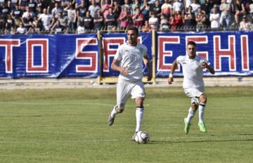 Enrico Geroni con la maglia dell'Olbia