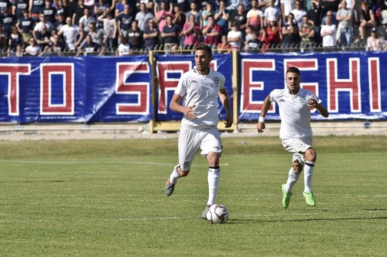Enrico Geroni con la maglia dell'Olbia