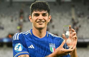 Raoul Bellanova con il premio di Mvp dopo la gara vinta contro la Svizzera agli Europei Under 21