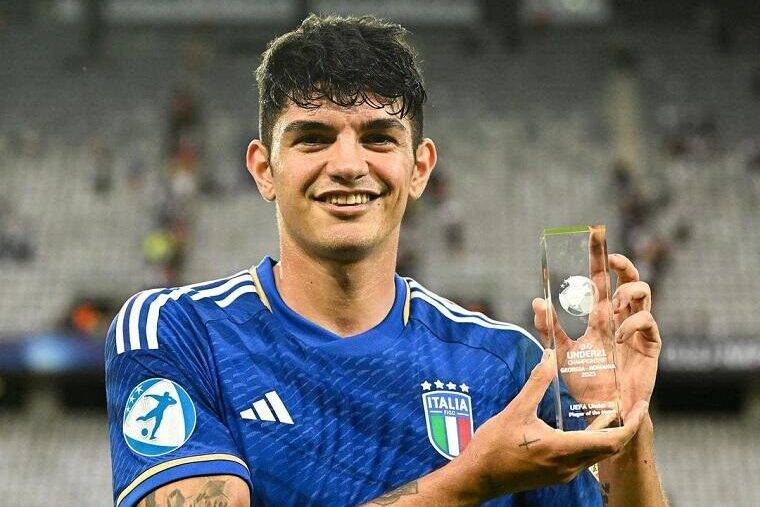 Raoul Bellanova con il premio di Mvp dopo la gara vinta contro la Svizzera agli Europei Under 21