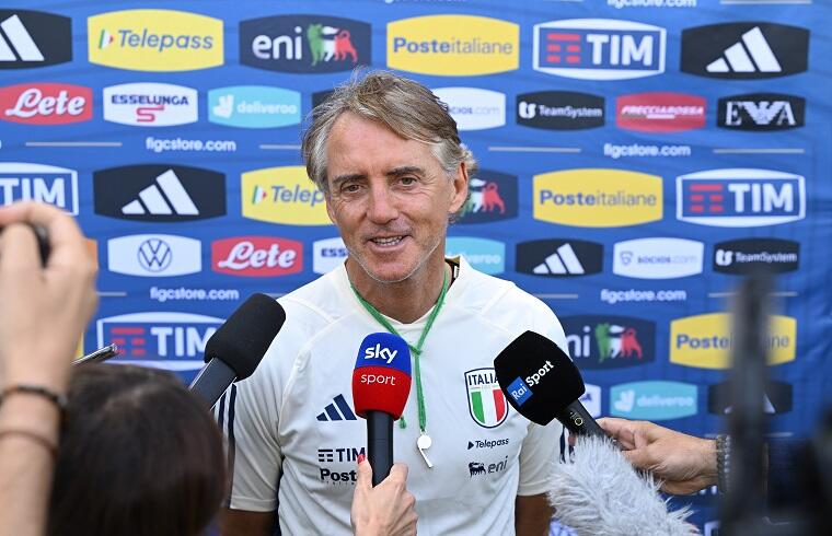 Roberto Mancini davanti ai microfoni durante il pre-ritiro di Santa Margherita di Pula | Foto Figc/Claudio Villa/Getty Images