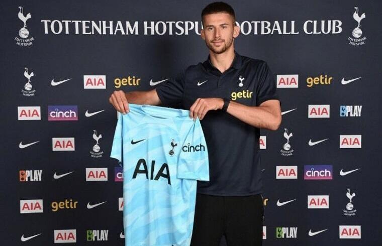 Guglielmo Vicario con la maglia del Tottenham