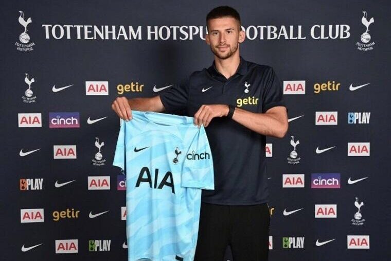 Guglielmo Vicario con la maglia del Tottenham