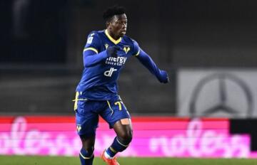 Ibrahima Sulemana con la maglia del Verona