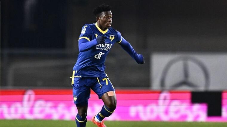 Ibrahima Sulemana con la maglia del Verona