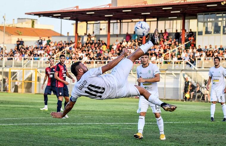 Daniele Ragatzu in acrobazia durante l'ultimo Trofeo Sardegna tra Olbia e Cagliari | Foto Luigi Canu