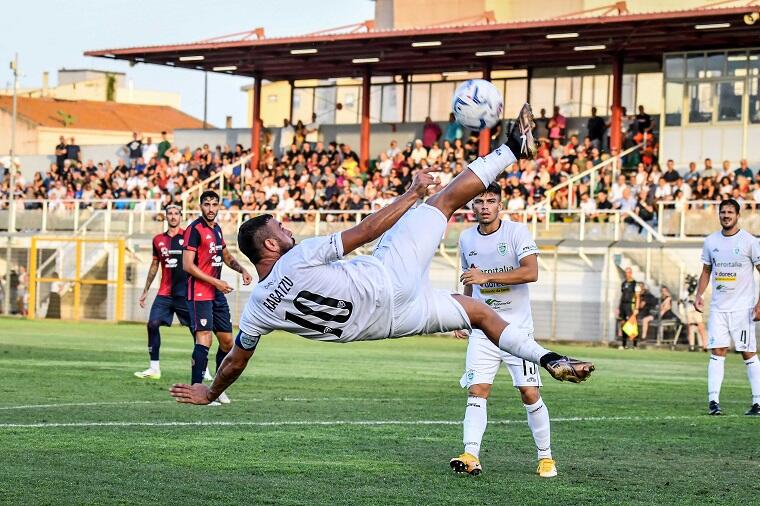 Daniele Ragatzu in acrobazia durante l'ultimo Trofeo Sardegna tra Olbia e Cagliari | Foto Luigi Canu