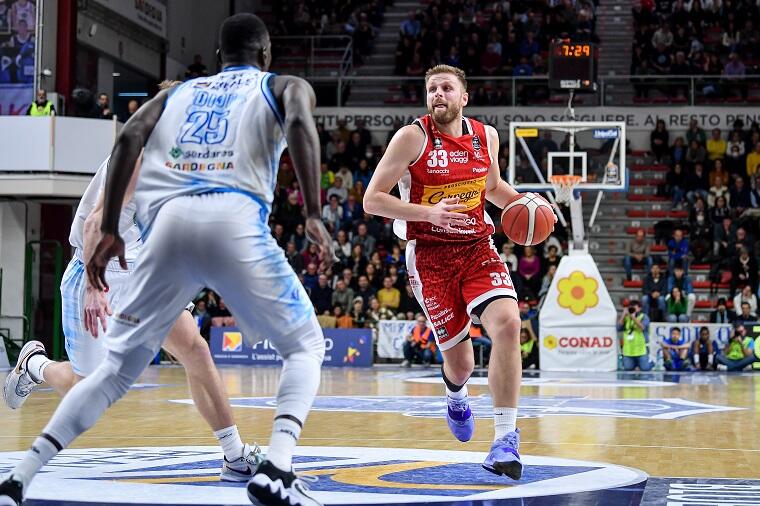 Vasilis Charalampopoulos durante Dinamo Sassari-Pesaro nell'ultima stagione | Foto Luigi Canu