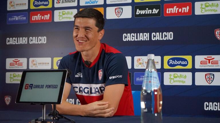 Shomurodov in conferenza stampa nel ritiro in Valle D'Aosta del Cagliari