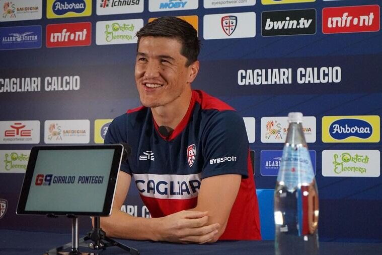 Shomurodov in conferenza stampa nel ritiro in Valle D'Aosta del Cagliari
