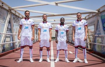 Dossena, Mancosu, Luvumbo e Azzi in posa con la seconda maglia del Cagliari | Foto Valerio Spano - Cagliari Calcio