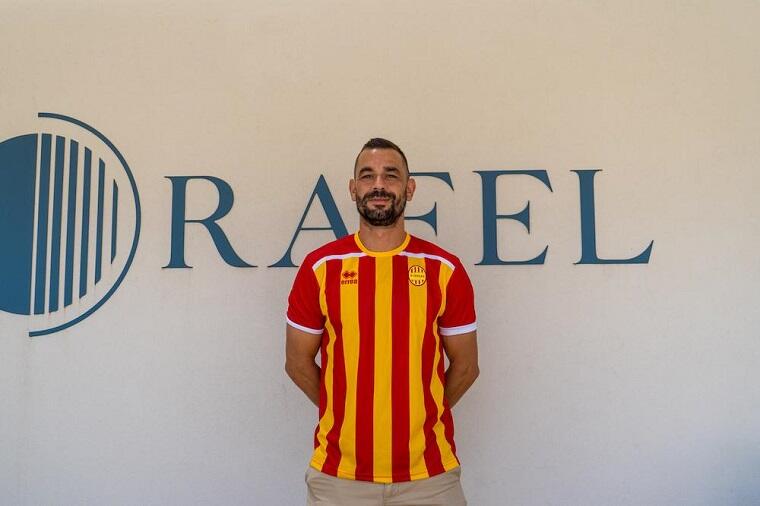 Giuseppe Meloni con la maglia dell'Alghero