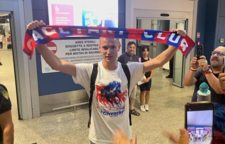 Jankto a Elmas con la sciarpa del Cagliari