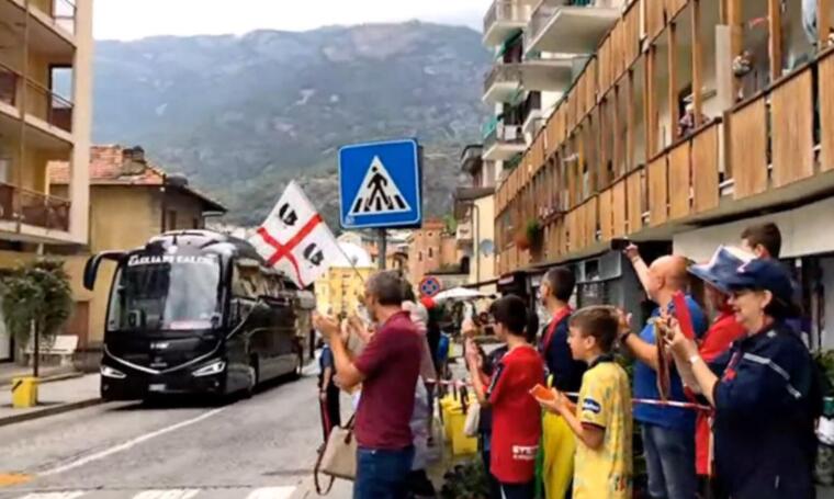Il momento dell'arrivo del Cagliari a Saint Vincent