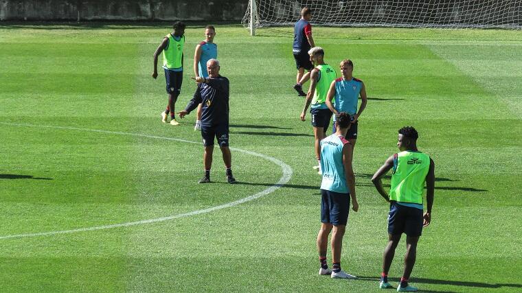 Claudio Ranieri durante la direzione di un allenamento nel ritiro di Chatillon-Saint Vincent