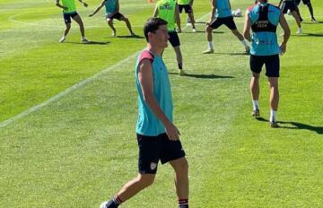 Eldor Shomurodov durante il suo primo allenamento con la maglia del Cagliari