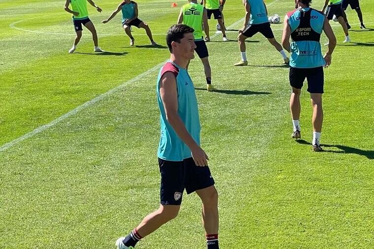 Eldor Shomurodov durante il suo primo allenamento con la maglia del Cagliari