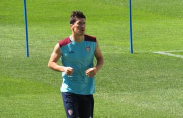 Eldor Shomurodov durante il suo primo allenamento con la maglia del Cagliari