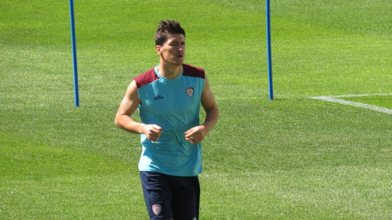Eldor Shomurodov durante il suo primo allenamento con la maglia del Cagliari