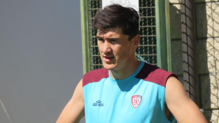 Eldor Shomurodov durante il suo primo allenamento con il Cagliari
