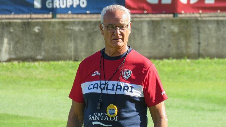 Claudio Ranieri durante l'allenamento serale dei rossoblù