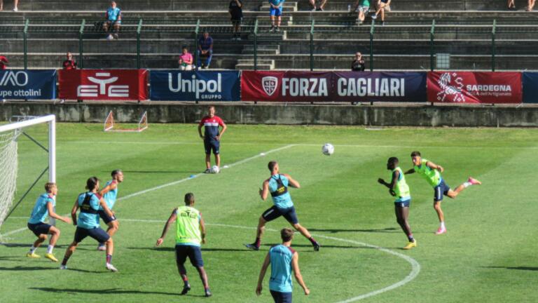 Uno scatto della sessione di allenamento del Cagliari allo stadio Brunod di Chatillon | Foto Centotrentuno