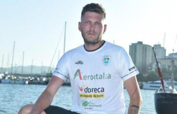 Maarten Van der Want posa con la nuova maglia dell'Olbia | Foto Facebook Olbia Calcio