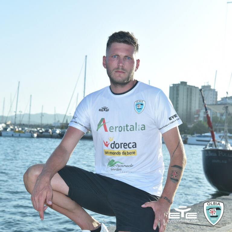 Maarten Van der Want posa con la nuova maglia dell'Olbia | Foto Facebook Olbia Calcio