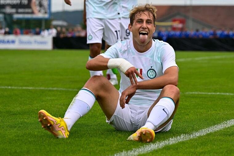 Andrea Pelamatti esulta dopo un gol con la Primavera dell'Inter