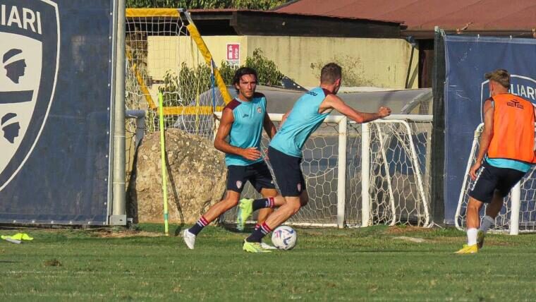 Tommaso Augello e Jakub Jankto durante un allenamento del Cagliari