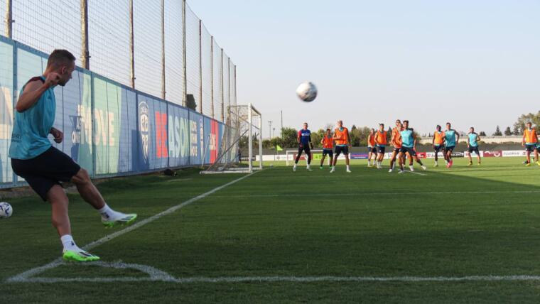 Marko Rog alla battuta di un calcio d'angolo durante il pre-ritiro di Asseminello