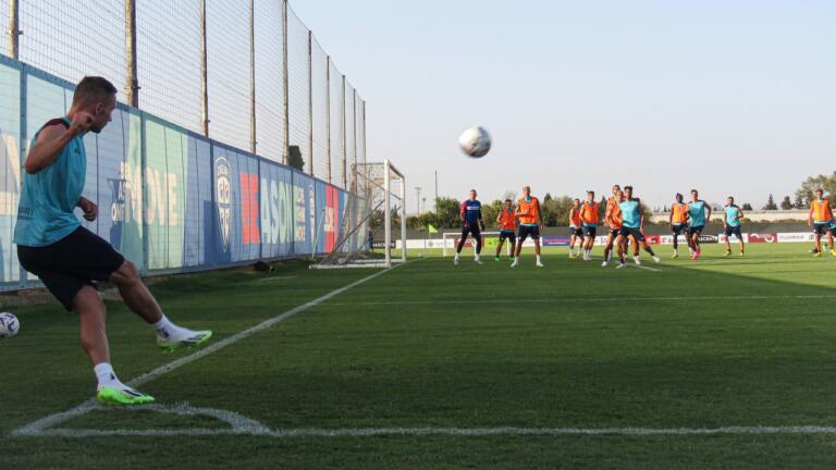 Marko Rog alla battuta di un calcio d'angolo durante il pre-ritiro di Asseminello