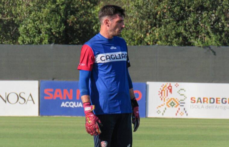 Simone Scuffet durante un allenamento nel pre-ritiro di Asseminello