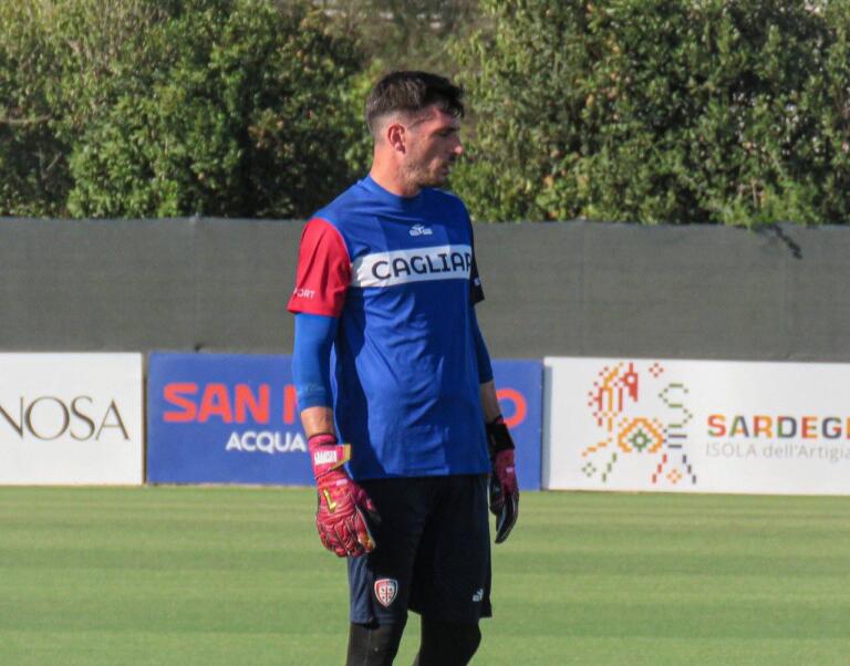 Simone Scuffet durante un allenamento nel pre-ritiro di Asseminello