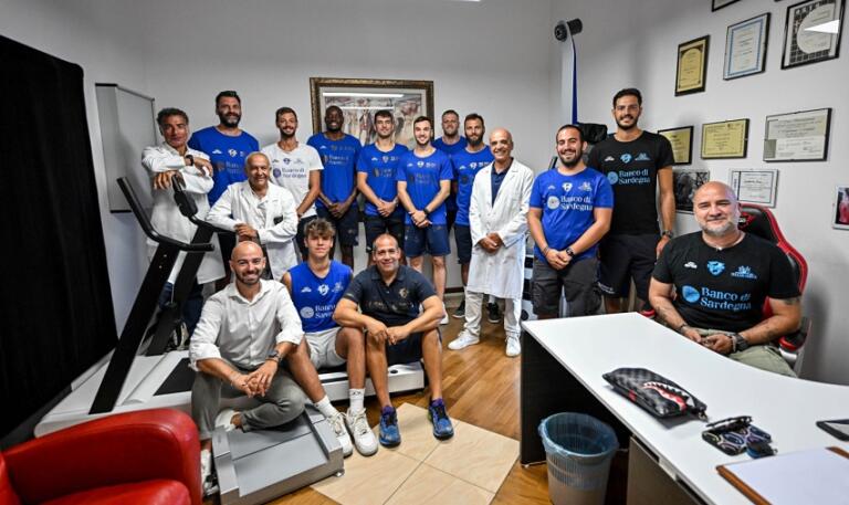 La foto di rito al termine delle visite mediche della Dinamo Sassari | Foto Dinamo Sassari / Luigi Canu