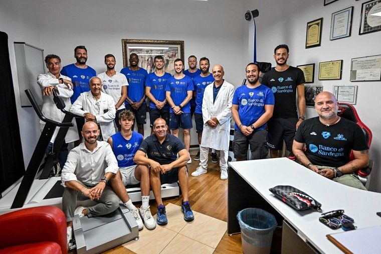La foto di rito al termine delle visite mediche della Dinamo Sassari | Foto Dinamo Sassari / Luigi Canu