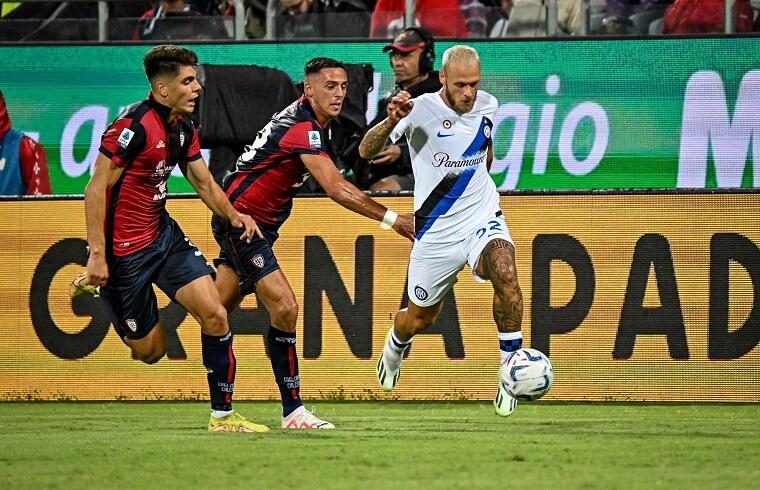 Federico Di Marco supera Gabriele Zappa e Adam Obert durante Cagliari-Inter | Foto Luigi Canu