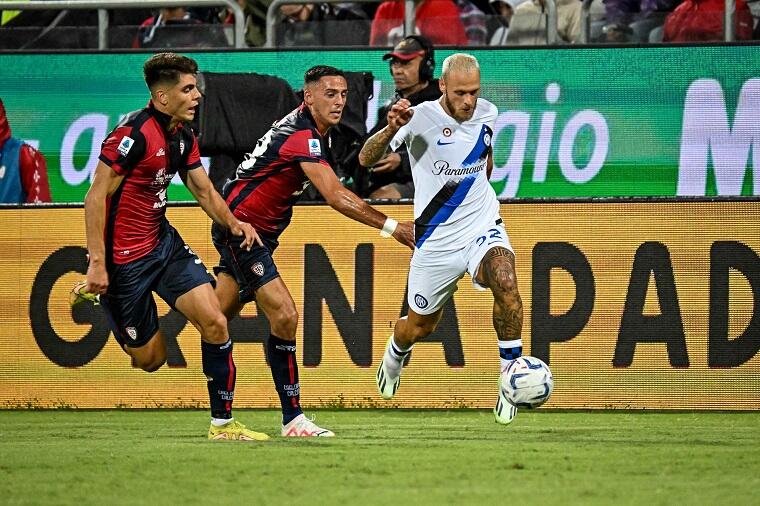 Federico Di Marco supera Gabriele Zappa e Adam Obert durante Cagliari-Inter | Foto Luigi Canu