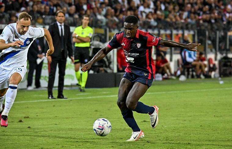 Zito Luvumbo durante Cagliari-Inter | Foto Luigi Canu