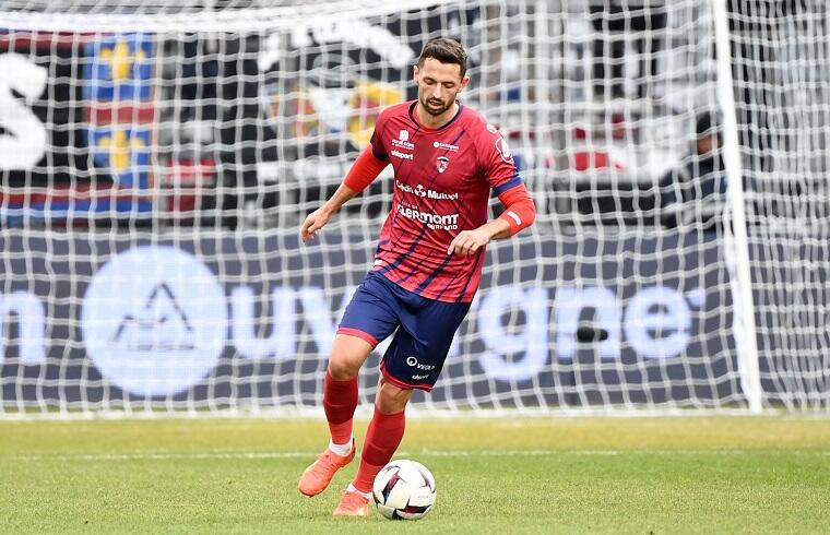 Mateusz Wieteska con la maglia del Clermont