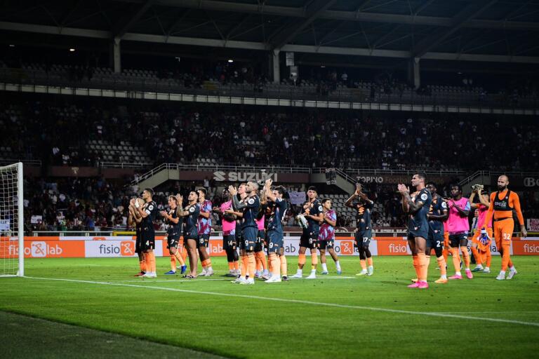 Il Torino saluta i tifosi dopo la vittoria in Coppa Italia contro la Feralpisalò | Foto Torino Twitter