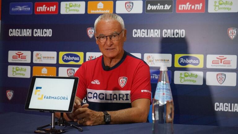 Il tecnico del Cagliari Claudio Ranieri durante la conferenza stampa nel ritiro di Chatillon-Saint Vincent
