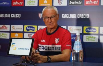 Il tecnico del Cagliari Claudio Ranieri durante la conferenza stampa nel ritiro di Chatillon-Saint Vincent