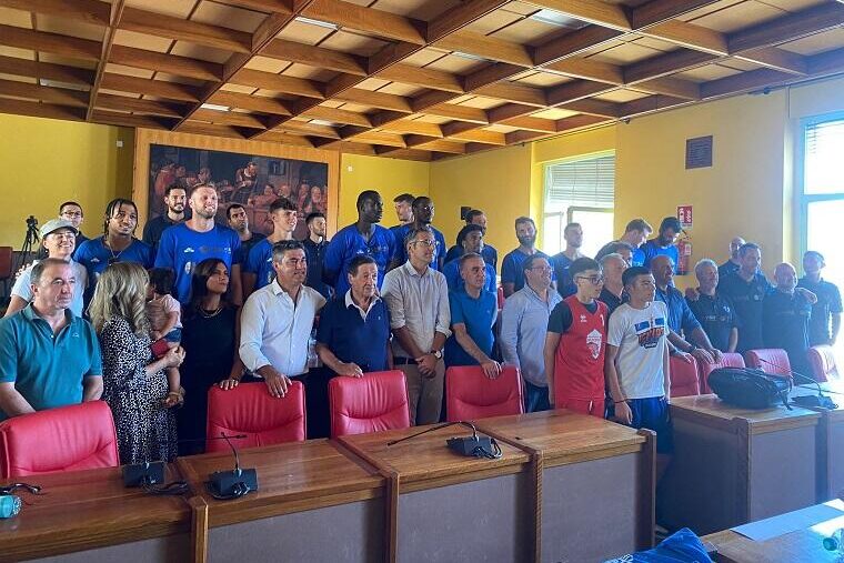 La Dinamo Sassari nella giornata di presentazione nell'Aula consiliare di Nuoro